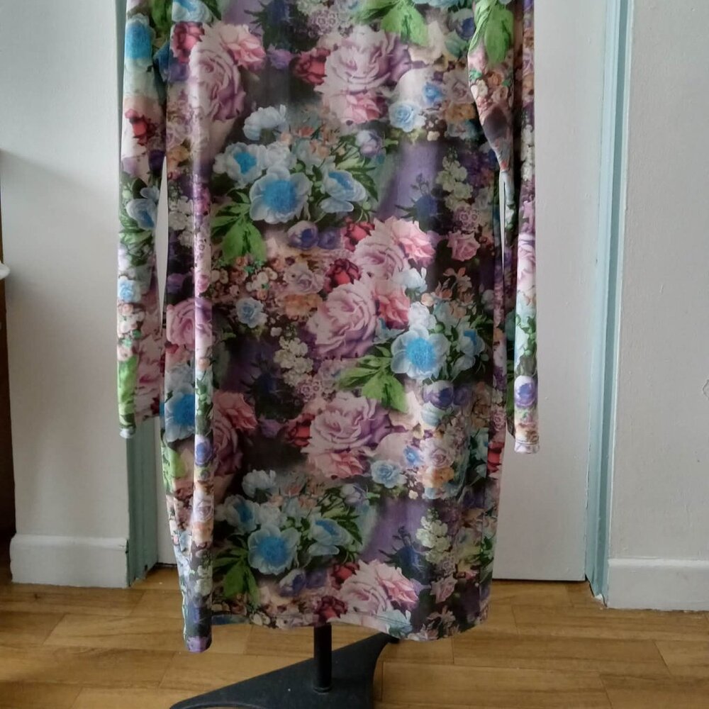 Vintage long-sleeved dress with a faded floral pattern - Picture 5 of 6
